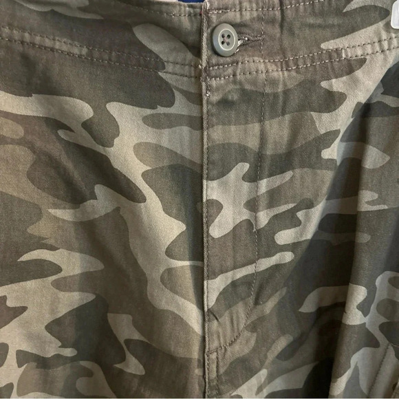 George Men’s At The Knee Cargo Shorts Green Camo 10” Inseam Size 44 NWT - Picture 5 of 7